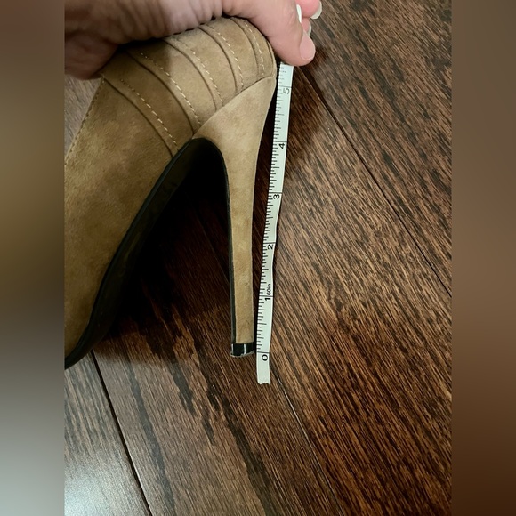 ALDO Beautiful Tan Suede Stiletto High Heel Pumps with detail on back. Size 36 - Picture 4 of 10